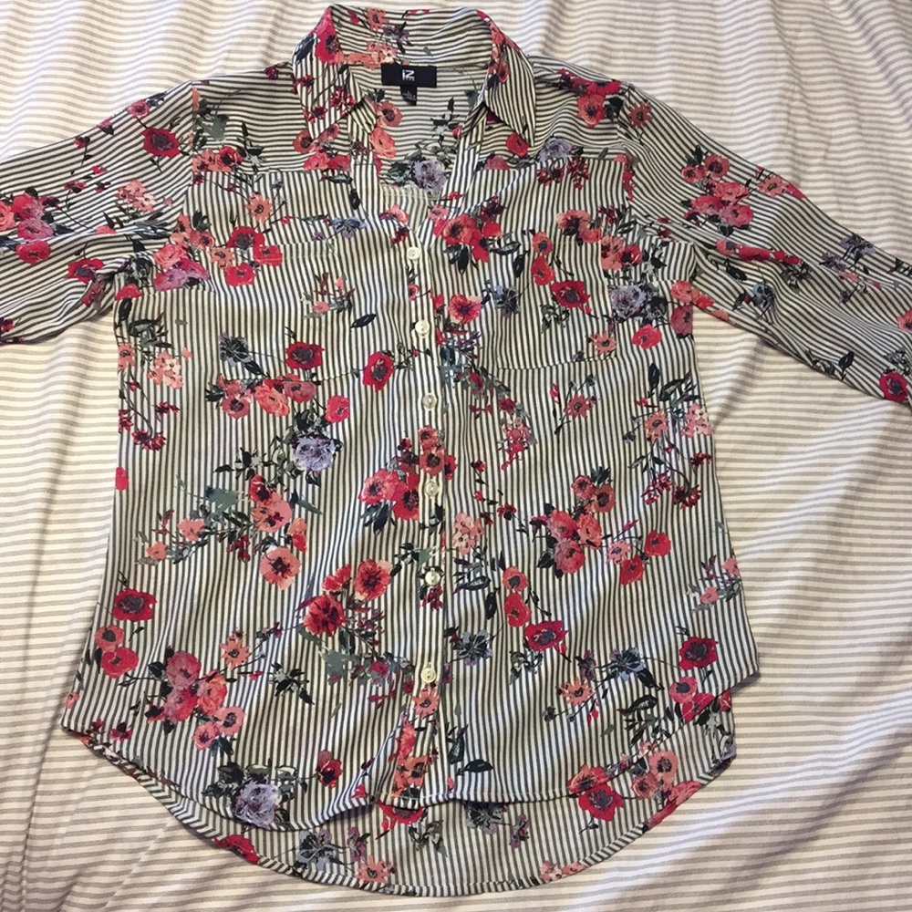Blouse with flower pattern